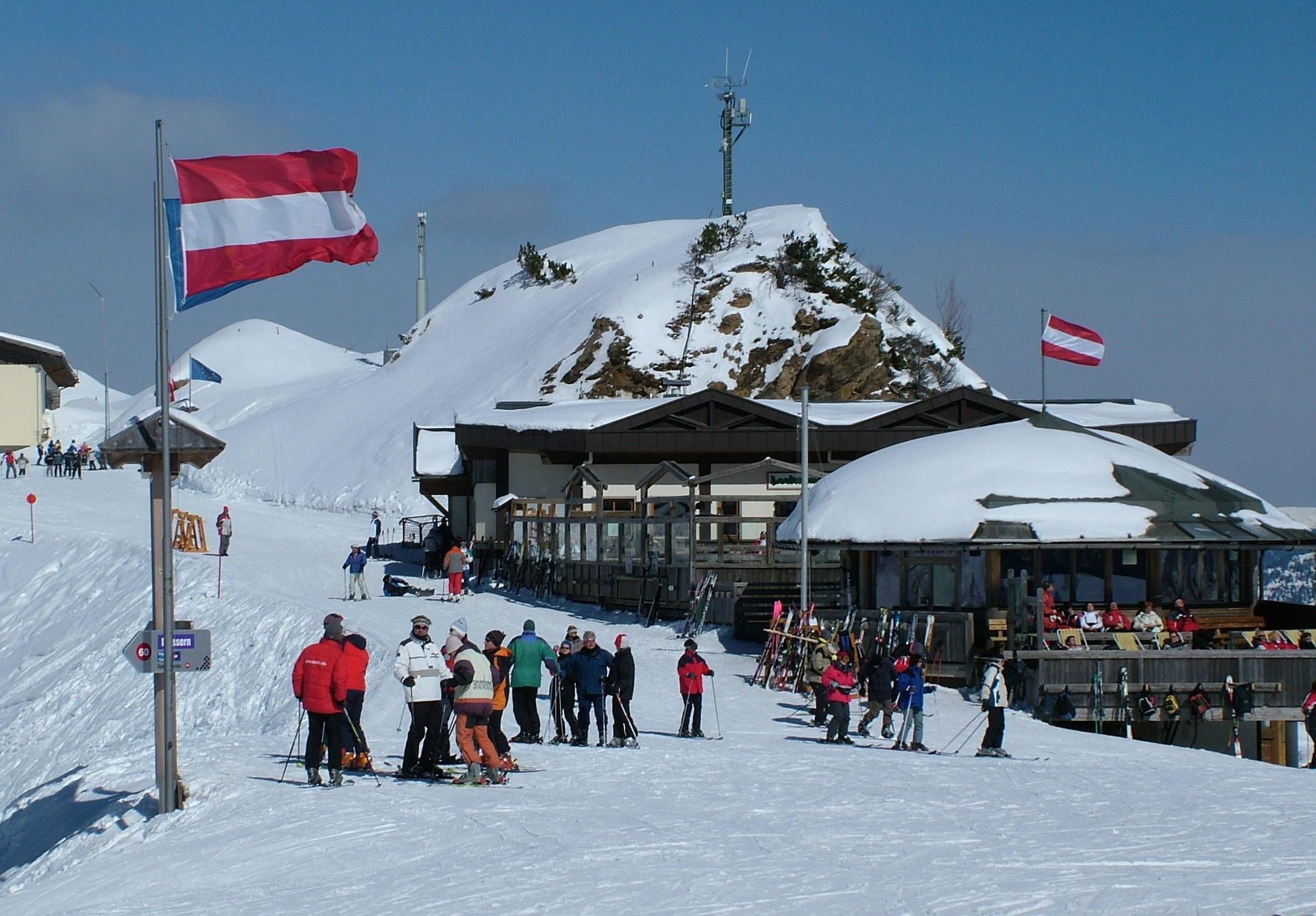 Nassfeld sítúra 2027 Ausztriában Hotel Löffele